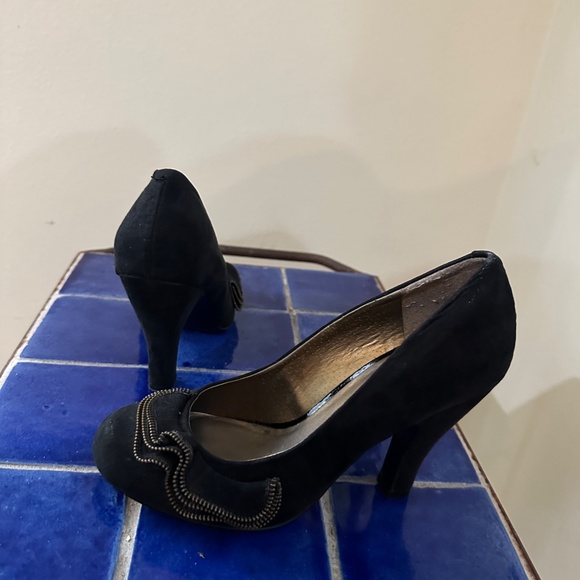 Black Suede Guess Pumps w/ Zipper Ruffle Trim 4" Heels & Round Toes - sz 8 - Picture 3 of 12